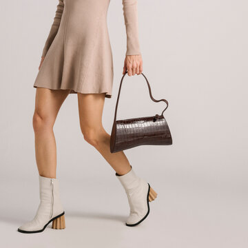 Stylish Outfit Featuring Crocodile-Look Bag, Beige Dress, and Tr