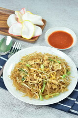 Rice vermicelli stir fried with egg and vegetables,
cooked with chili, green onion, and soy sauce.
