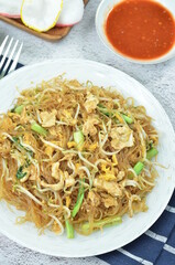 Rice vermicelli stir fried with egg and vegetables,
cooked with chili, green onion, and soy sauce.