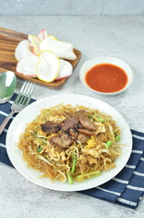 Rice vermicelli stir fried with beef and vegetables,
cooked with chili, green onion, and soy sauce