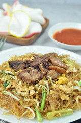 Rice vermicelli stir fried with beef and vegetables,
cooked with chili, green onion, and soy sauce