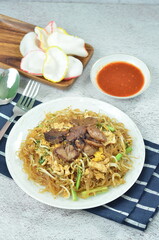 Rice vermicelli stir fried with beef and vegetables,
cooked with chili, green onion, and soy sauce