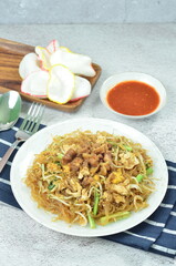 Rice vermicelli stir fried with egg and vegetables,
cooked with chili, green onion, and soy sauce.