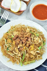 Rice vermicelli stir fried with egg and vegetables,
cooked with chili, green onion, and soy sauce.