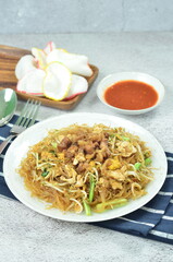 Rice vermicelli stir fried with egg and vegetables,
cooked with chili, green onion, and soy sauce.