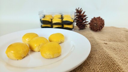 Pineapple Tart Cake, In Indonesia this cake is called nastar because the cake filling is pineapple jam, a popular pastry in Indonesia during the Eid al-Fitr and Christmas celebrations.