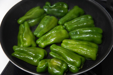 ピーマンの肉詰めを作る様子