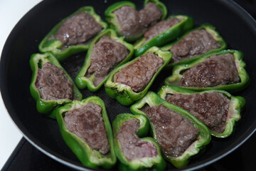 ピーマンの肉詰めを作る様子