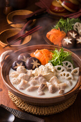 【豆乳鍋】豚バラ肉と野菜・豆腐を豆乳仕立てのつゆで煮込む豆乳鍋。まろやかな豆乳の風味と具材から染み出す旨みを楽しみます。