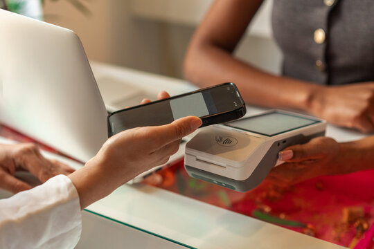 Contactless Mobile Payment at a Modern Checkout Counter