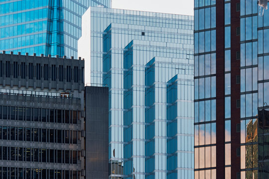 Minimalist Facade of Vancouver Skyscraper
