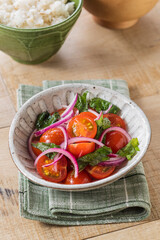 【トマトの和風マリネ 】さっぱり楽しめるトマトの和風マリネ 。紫蘇と紫玉ねぎで飽きのこない味わいに仕上げました。