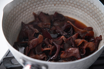 きくらげの佃煮を作る様子