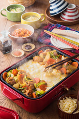 【ホットプレートでチーズタッカルビ】かわいいホットプレートで楽しむチーズタッカルビ。鶏もも肉。キャベツ。玉葱。人参。甘辛く炒めたら、トロトロチーズをからめていただきます。