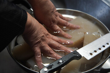 	こんにゃくを作る女性