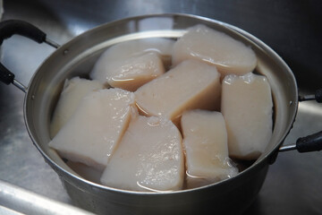 	手作りのこんにゃくを流水で冷やす様子