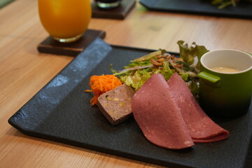 カフェランチ　前菜のハムとテリーヌ
