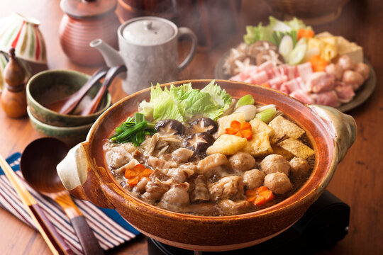 【ちゃんこ鍋】大きな鍋に鶏肉・豚バラ肉・たっぷりの野菜。沢山の食材が一度に楽しめるちゃんこ鍋。