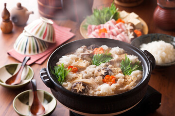 【雪見鍋（みぞれ鍋）】たっぷりの大根おろしを雪に見立てた「みぞれ鍋」脂身の多い豚バラ肉の旨味をさっぱりといただける鍋料理。