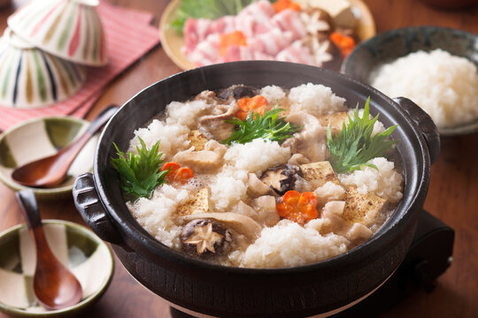 【雪見鍋（みぞれ鍋）】たっぷりの大根おろしを雪に見立てた「みぞれ鍋」脂身の多い豚バラ肉の旨味をさっぱりといただける鍋料理。