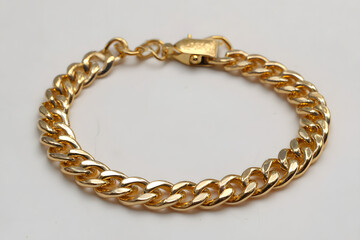 Obraz premium Stylish gold chain bracelet with sleek design and durable clasp