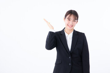 笑顔のスーツを着た若い女性