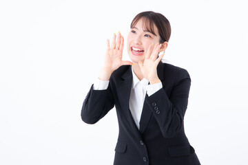 呼び掛けるスーツを着た若い女性