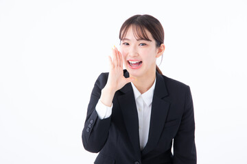 呼び掛けるスーツを着た若い女性