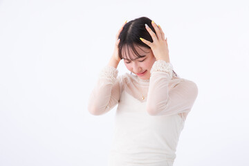 悩む若い女性