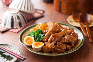 【鶏手羽元と大根の煮物】焼き目をつけた鶏手羽元を大根と煮込みました。大根が美味しい寒い季節に嬉しい食べ応え満点のおかずです。