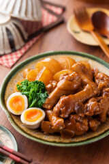 【鶏手羽元と大根の煮物】焼き目をつけた鶏手羽元を大根と煮込みました。大根が美味しい寒い季節に嬉しい食べ応え満点のおかずです。