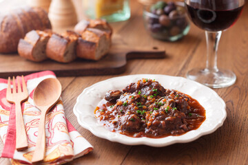 【牛スネ肉の赤ワイン煮込み】牛スネ肉を細かく刻んだ人参・セロリ・玉ねぎと合わせて赤ワインとトマト・ハーブでじっくりと煮込みました。