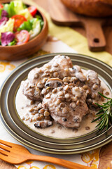 【鶏肉とレンズ豆の煮込み】ソテーした鶏もも肉とレンズ豆をクリームソースで煮込みました。