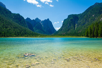 Toblacher See in den Sextner Dolomiten an einem Tag im Sommer