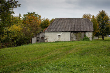 Obraz premium Old peasant house in natural surroundings.Autumn landscape