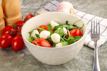 Salad with mozzarella and arugula