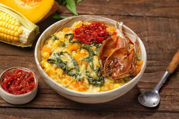 Bubur Manado. Tinutuan is characterized by porridge consisting of various types of mixed vegetables. Starting from sweet potatoes, pumpkin, spinach, shelled corn, and so on