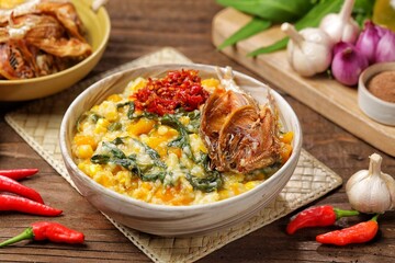 Bubur Manado. Tinutuan is characterized by porridge consisting of various types of mixed vegetables. Starting from sweet potatoes, pumpkin, spinach, shelled corn, and so on