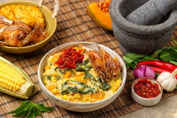 Bubur Manado. Tinutuan is characterized by porridge consisting of various types of mixed vegetables. Starting from sweet potatoes, pumpkin, spinach, shelled corn, and so on