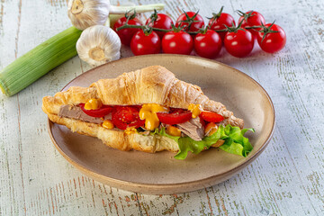 Croissant with tuna, tomato and salad