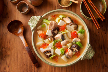 【石狩鍋】鮭と野菜を昆布で取った出汁と味噌で煮て仕上げにイクラを散らしました。