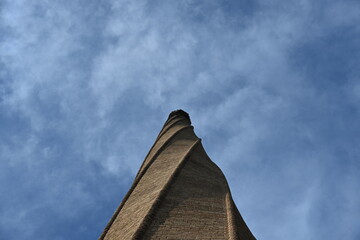 skręcona jak gwint wysoka wieża z cegły © Miroslaw