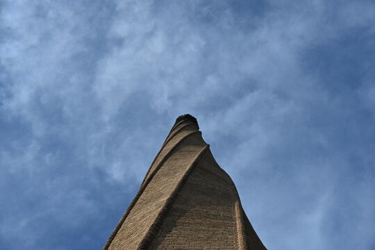 Fototapeta skręcona jak gwint wysoka wieża z cegły