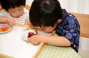 ゼリーを食べる子供