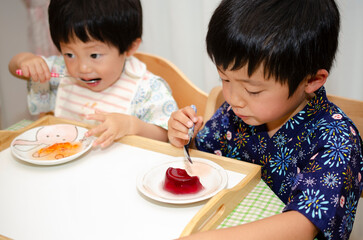 ゼリーを食べる子供