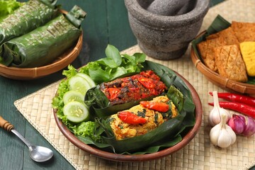 Nasi bakar ayam dan paru-paru mercon. Grilled rice with chicken and firecracker lungs