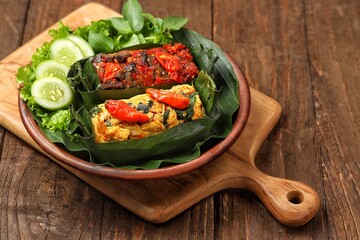 Nasi bakar ayam dan paru-paru mercon. Grilled rice with chicken and firecracker lungs