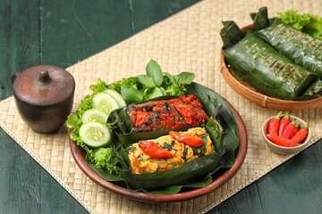 Nasi bakar ayam dan paru-paru mercon. Grilled rice with chicken and firecracker lungs