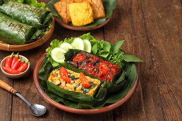 Nasi bakar ayam dan paru-paru mercon. Grilled rice with chicken and firecracker lungs