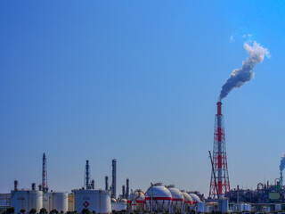 三重県の四日市市のイメージの海辺の工業地帯の昼間の風景